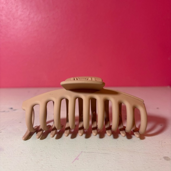Urban Outfitters Other - Urban Outfitters Marley Chic Tan Hair Claw Clip EUC